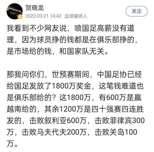 一旁的萧薇薇也只能有样学样，闭着眼在小便池上轻轻舔了一下。